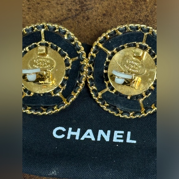 CHANEL LARGE PEARL W/ BLACK LAMBSKIN AROUND
EARRINGS - Picture 5 of 5